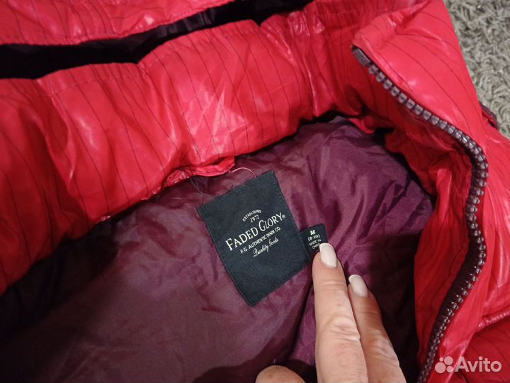 Жилетка женская утепленная с капюшоном