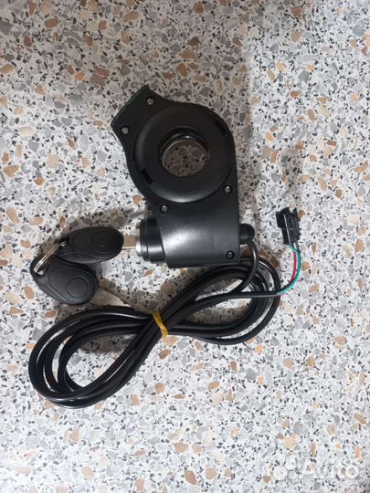 Замок зажигания с вольтметром для электросамоката