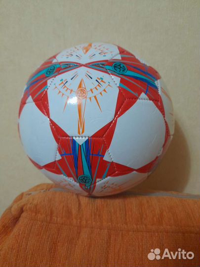 Новый футбольный мяч