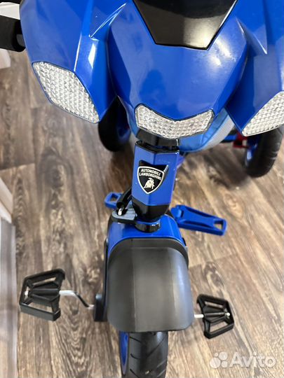 Трехколесный велосипед с ручкой Lamborghini