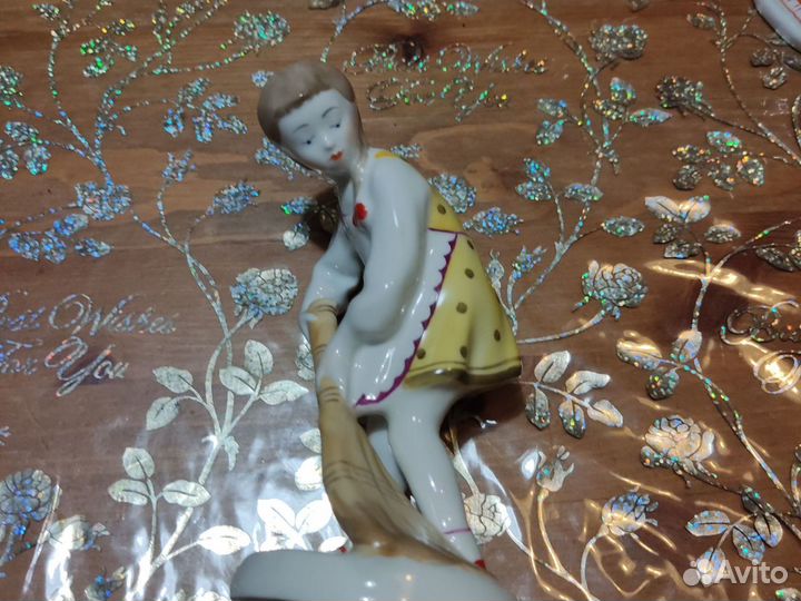 Статуэтка Девочка с веником лзфи