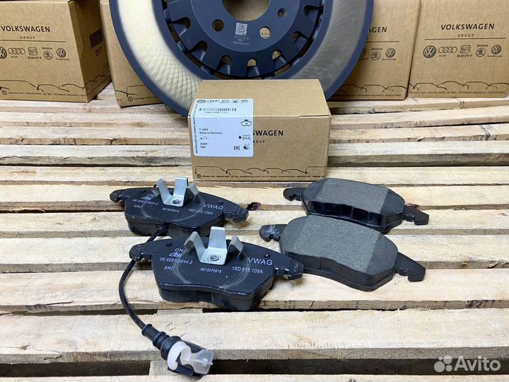 Комплект тормозных колодок VAG 5K0698152