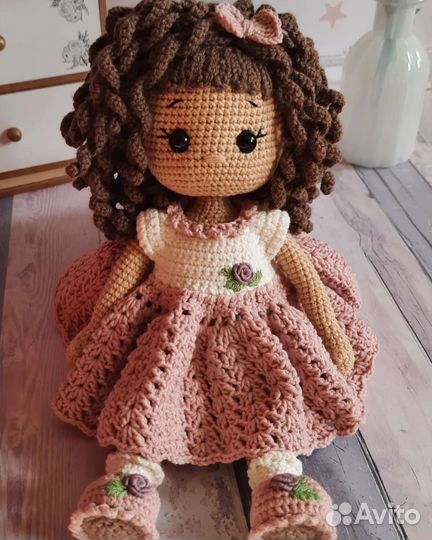Вязаная кукла ручной работы