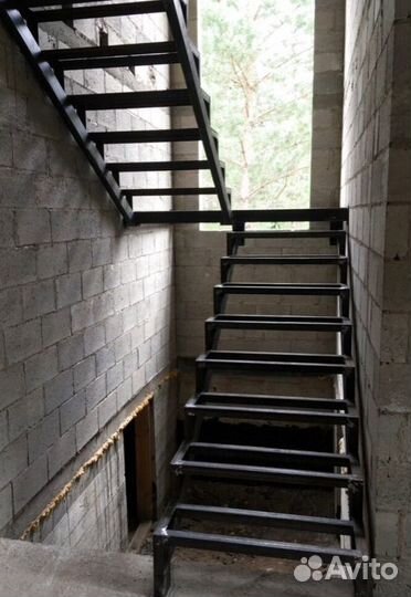 Лестница прямая на металлокаркасе