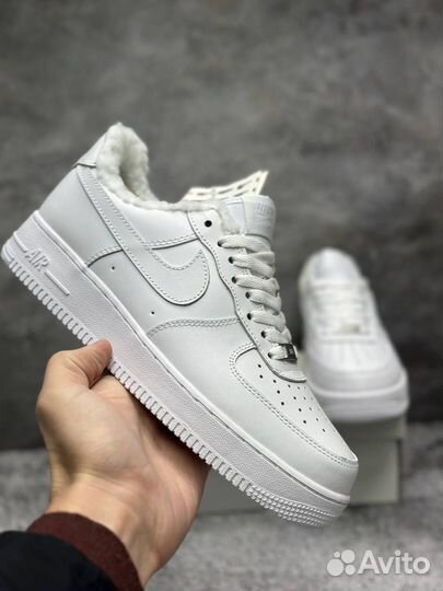 Кроссовки nike AIR force 1 белые с мехом