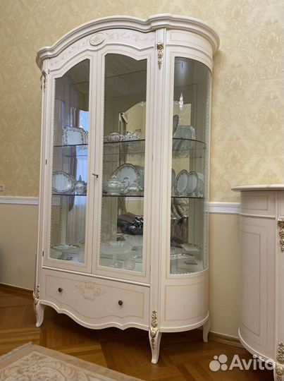 Витрина и комод