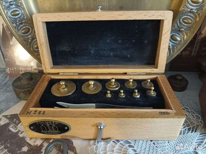 Старинные весы, набор разновесов, гирьки