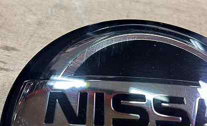 Эмблема решетки радиатора Nissan Qashqai J11E 2014