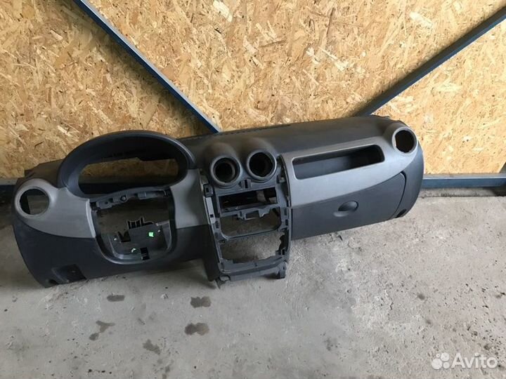 Торпедо Renault Logan седан 1 2011