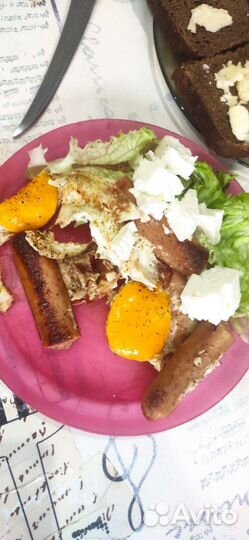 Домашние перепелиные и куриные яички