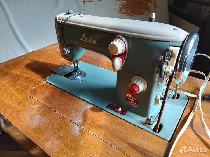 Швейная машина LADA ножная