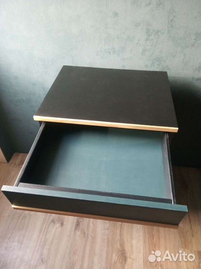 Тумба на высоких ножках