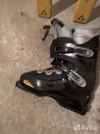 Горные лыжи и ботинки