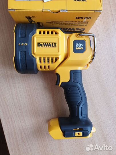 Фонарь Dewalt DCL043