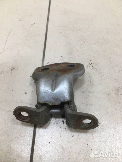 Петля двери задней правой нижняя Toyota Camry