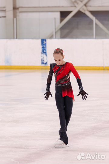 Костюм для выступлений по фигурному катанию