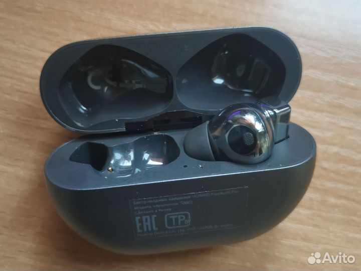 Правый наушник и кейс FreeBudsPro