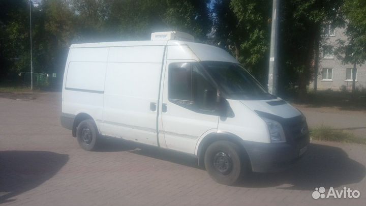 Водитель со своим грузовым авто