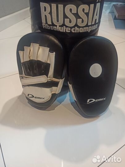 Боксерская груша и перчатки