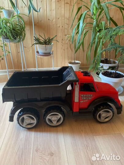 Большая игрушечная машина