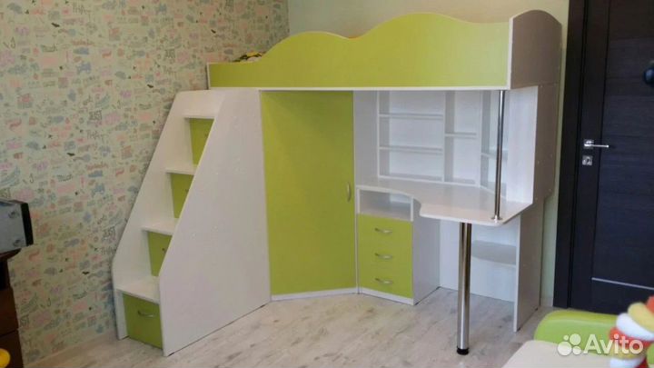 Кровать чердак со столом и шкафом