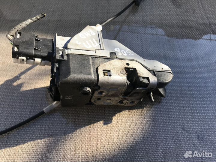 Peugeot 308 замок передней правой двери