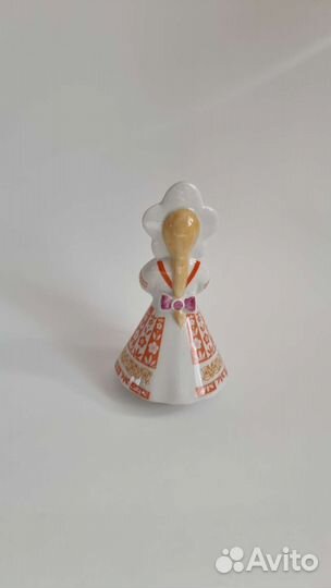 Фарфоровая статуэтка Катюша Фестивальная с голубем