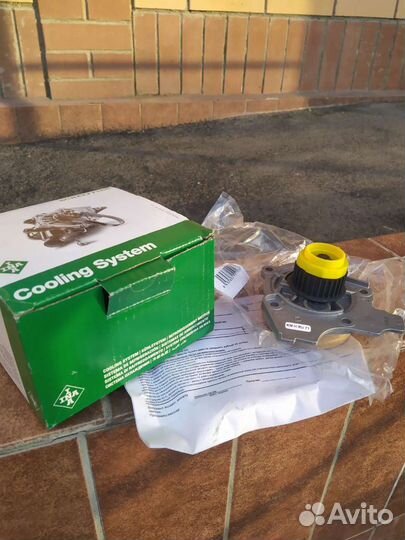 Водяная помпа фольксваген Тигуан 06h121026ab новая