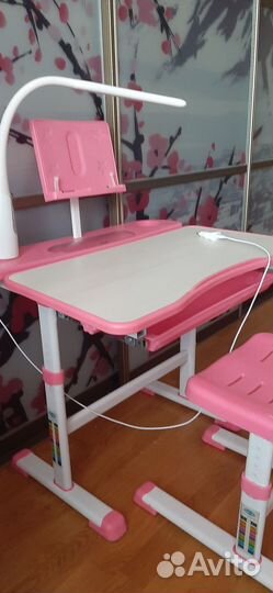 Растущая парта с лампой Rifforma и стул Holta