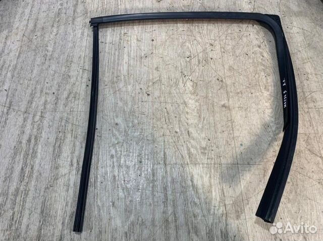 Уплотнитель стекла двери Mazda 3 BM 2013-2018