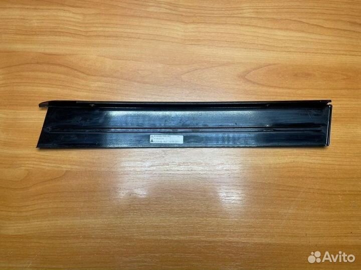 Молдинг стекла задний правый Mercedes-Benz