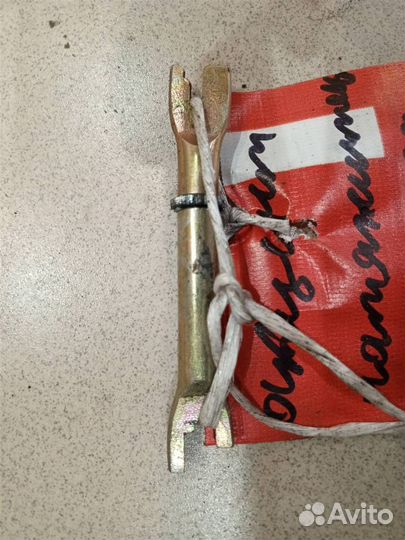 Планка распорная тормозного механизма правая Hyun