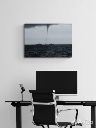 Картина с изображением шторма и смерча