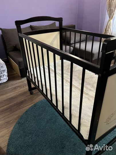 Детская кроватка на колесах с матрасом