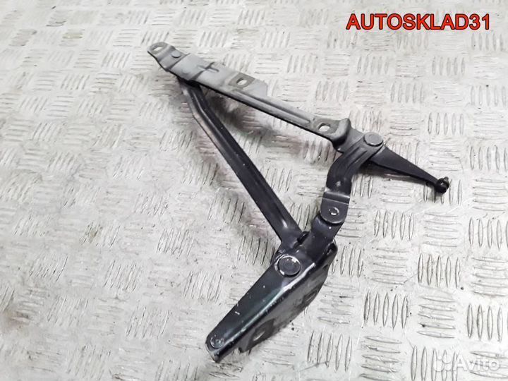 Петля крышки багажника правая Audi 100 C4