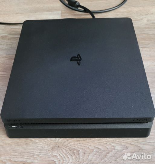 Sony PS4 slim 1tb 2 геймпада 4 игры на дисках