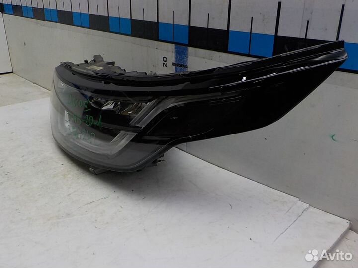 Фара левая на Land Rover Discovery V LR085651