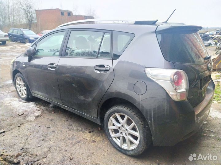 Toyota verso кузов по частям