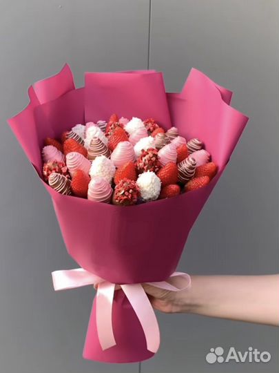 Съедобные букеты из клубники в шоколаде