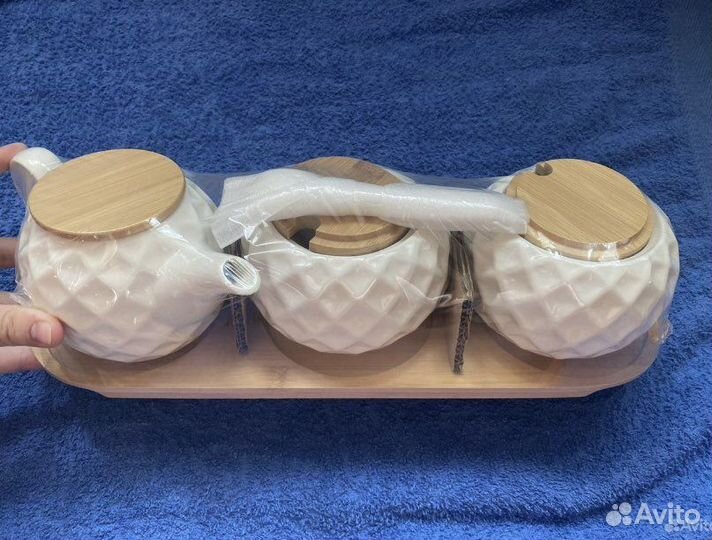 Фарфоровый набор чайник сахарницы на подставке