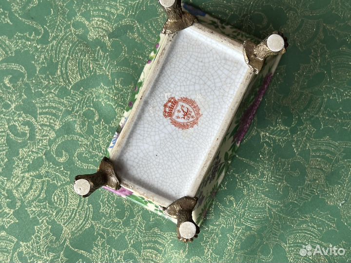 Фарфоровая ваза -кашпо на бронзовых ножках