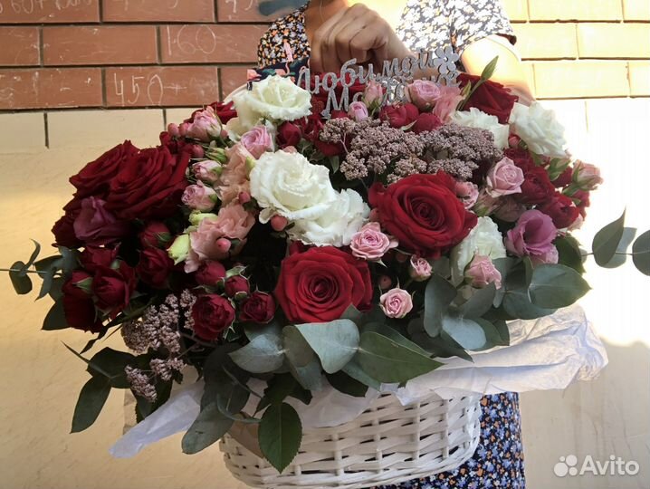 Букет в корзине с красными розами