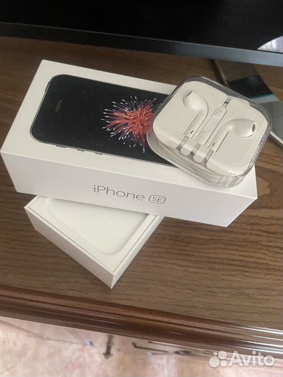Коробка apple от iPhone SE