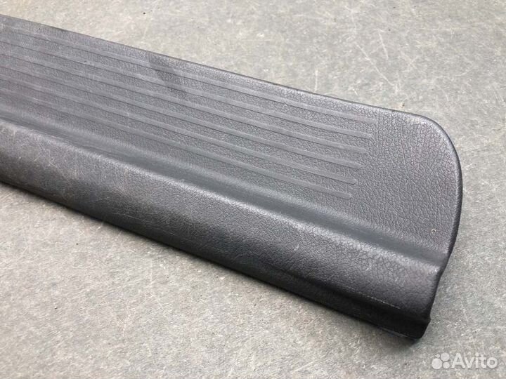 Обшивка порога задняя правая Mazda 323 BA Z5DE