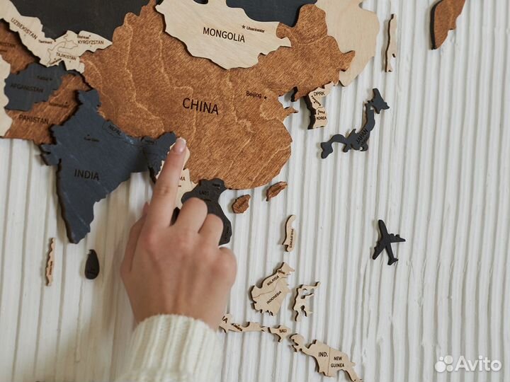 Деревянная карта мира в наличии на русском языке