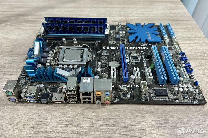 Материнская плата с процессором и памятью