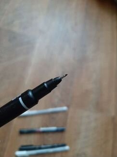Линер (капилярная ручка) и белая гелевая ручка