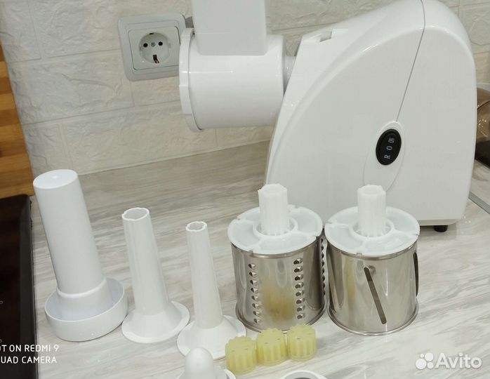 Мясорубка электрическая с насадками. Новая