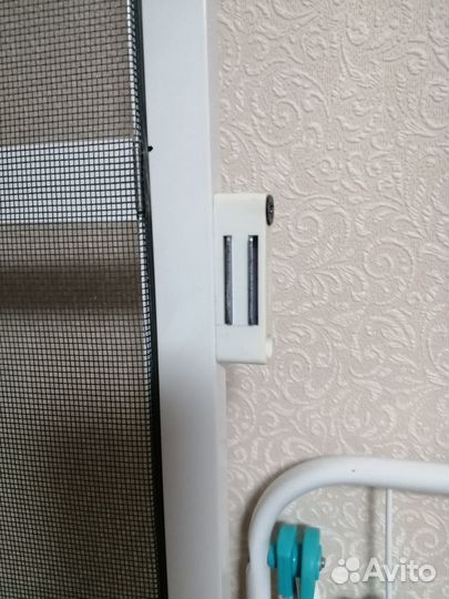 Распашная москитная сетка на балконную дверь