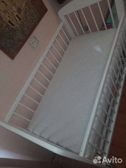 Детская кроватка с маятником и ящиком